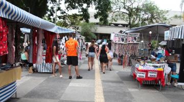 pessoas na Feirarte aparecida #paratodosverem