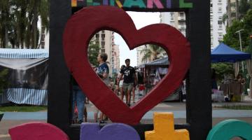 feira com coração de monumento em primeiro plano #paratodosverem 