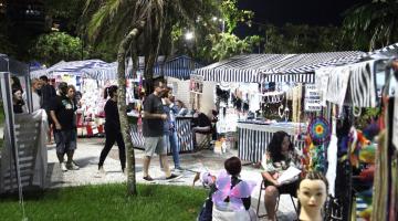 pessoas olhando barracas na feirarte #paratodosverem