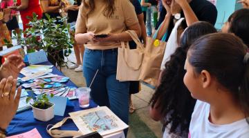 pessoas olhando produtos na feira #paratodosverem 