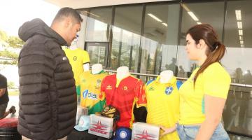 homens olham camisas a venda #paratodosverem