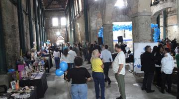 pessoas em feira #paratodosverem 