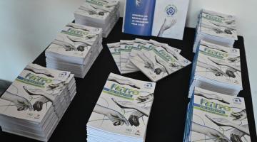 catálogos em mesa #paratodosverem 