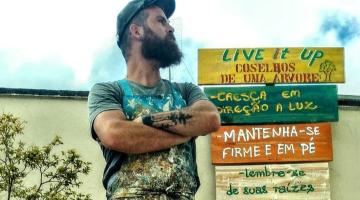 Felipe Solia está em pé, com os braços cruzados e avental marcado por tinta, #paratodosverem 