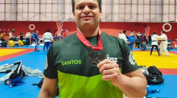 Judoca Felipe Amorim com a medalha. #paratodosverem
