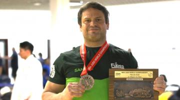 Judoca paralímpico Felipe Amorim com a medalha no mundial. #Paratodosverem