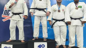 Pódio do judô paralímpico, com Felipe campeão. #Paratodosverem