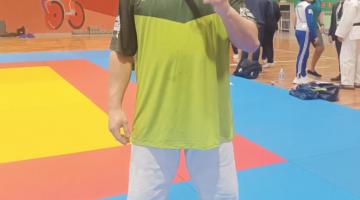 Judoca mostra a medalha conquistada. #Paratodosverem