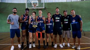 as equipes feminina e masculina posam para foto com as medalhas. #paratodosverem