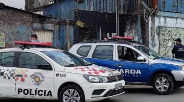 viaturas da polícia militar e da guarda municipal paradas em frente a um estabelecimento. #paratodosverem