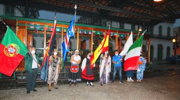 Desfile de bandeiras e passeios de bonde abrem o Festival do Imigrante em Santos