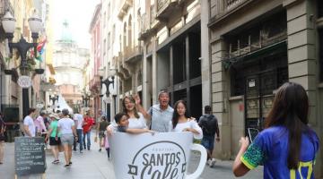 pessoas tiram foto em ponto instagramável do festival #paratodosverem