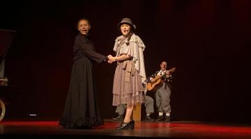 duas atrizes em cena em peça de teatro #paratodosverem