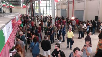 pessoas comendo na festa #paratodosverem