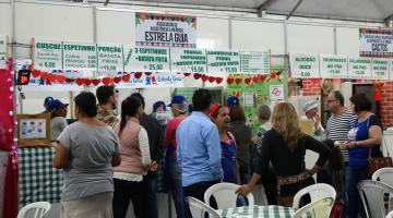 Barraca de lanche da Festa Inverno com grande público na frente. #Pracegover