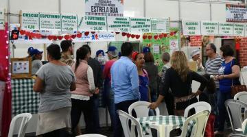 barracas de lanches e salão de refeições com pessoas circulando. #paratodosverem 