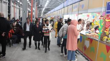 pessoas andando na festa inverno #paratodosverem