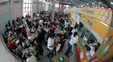 pessoas comendo na festa #paratodosverem