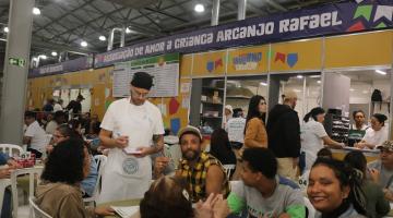 pessoas comendo na festa inverno #paratodosverem