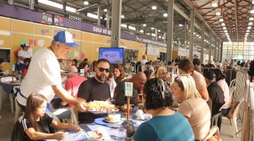 pessoas comendo na festa #paratodosverem