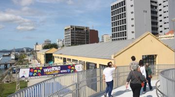 pessoas chegando na Festa Inverno #paratodosverem