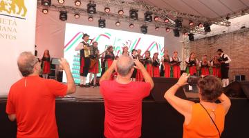 pessoas fotografam apresentação de dança #paratodosverem 