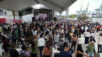 pessoas acompanhando o evento #paratodosverem 