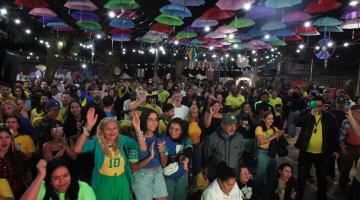 Torcida vendo o jogo na Quermesse. #Paratodosverem