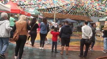 pessoas participam de quadrilha #paratodosverem 