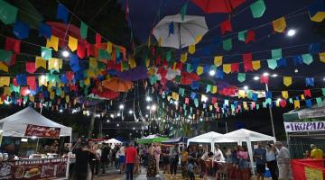salão a céu aberta com festa decorado por bandeirinhas. #paratodosverem