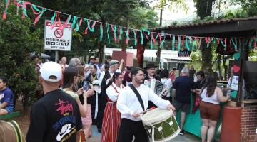 pessoas participando da festa #paratodosverem