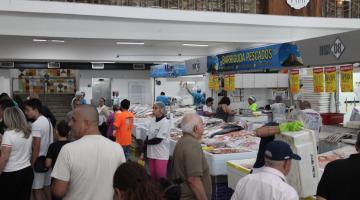 movimento de pessoas no mercado de peixes. #paratodosverem
