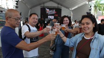 pessoas brindando com cerveja #paratodosverem