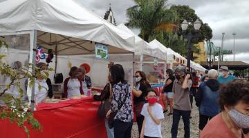 Público circula por área gastronômica do evento. #pracegover