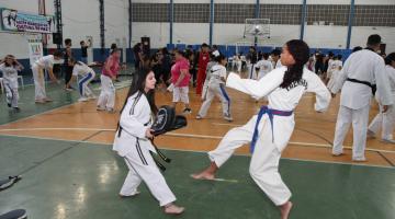 duas meninas em lance de luta com chutes. #paratodosverem