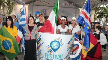 pessoas com bandeiras em xícara do evento #paratodosverem