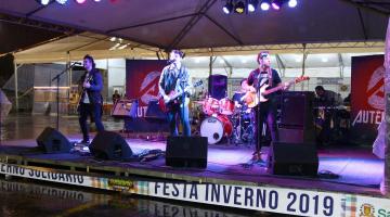 Músicos tocam na fase seletiva no palco da Festa Inverno. #pracegover