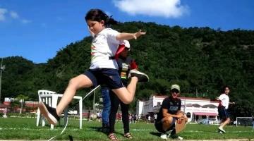 Criança participa de atletismo #Paratodosverem