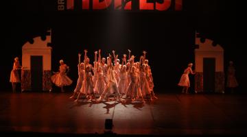 pessoas dançando no palco do fidifest #paratodosverem 