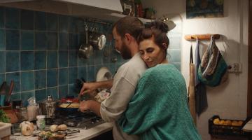 em cena de filme, mulher abraça homem #paratodosverem