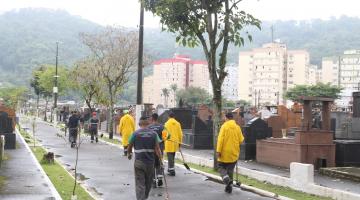 operários andam em cemitério #paratodosverem 