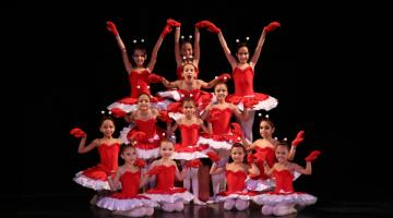 bailarinas fazem coreografia em cima do palco #paratodosverem