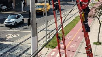 operários atuando para retirar fios de poste #paratodosverem