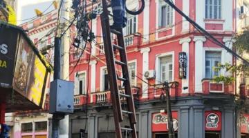 operário retirando os fios #paratodosverem 