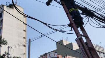 técnico retira fio de poste #paratodosverem