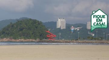 praia vazia com emissário ao fundo #paratodosverem 