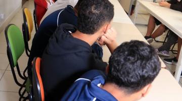 alunos assistem aula em auditório. #paratodosverem
