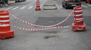 buraco na rua isolado por cones e fita. #paratodos