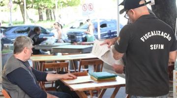 fiscais atuando em comércios #paratodosverem 