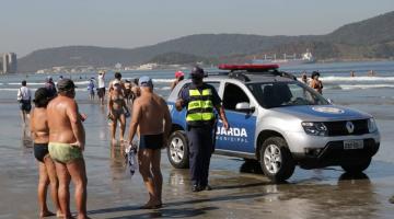 Mais de 800 banhistas são orientados na orla de Santos e 13 recebem multas por falta de máscara 